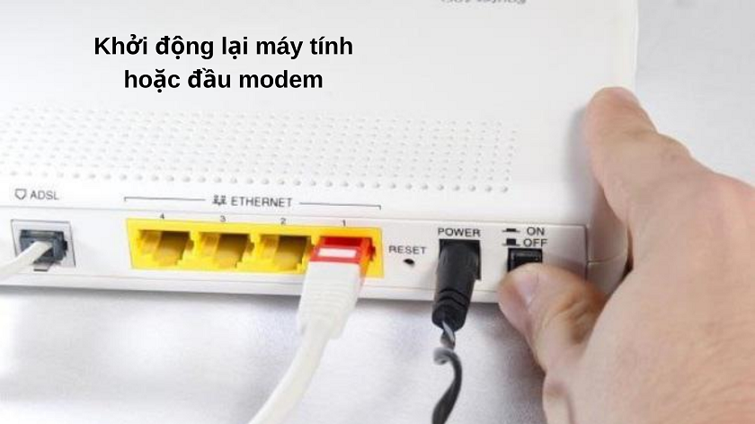 Người dùng đang khởi động lại modem Wi-Fi để khắc phục lỗi mất kết nối internet trên laptop