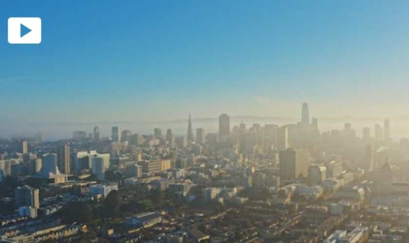 Thành phố sương mù từ trên cao